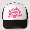 Κλασικό ασπρόμαυρο καπέλο trucker με ροζ γραφικά Day Drinking και σχέδιο ήλιου - Ένα μέγεθος / Μαύρο με ροζ λογότυπο