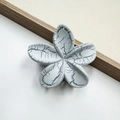 Pinza per capelli a fiore grigio chiaro con finitura vintage craquelé per donna - Forma di Plumeria / Grigio