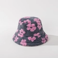 Detailaufnahme des grauen Lammfell-Fischerhuts mit rosa Blumenmuster und Textur - M (56-58cm) / Grau