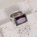 Macro-opname van een rechthoekige rode edelsteenring op natuursteen voor elegant detail - US Maat 5 / Rood