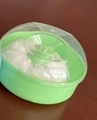 Groene babypoederdoos met helder deksel en zachte witte pluche poederdons tool - Kaartverpakking / Groen