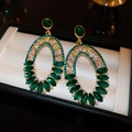 Détail de boucles d'oreilles ovales dorées avec pierres précieuses vertes et cristaux - 44# Style de Cristal de Palais Vert Or (HE3995)
