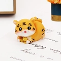 Simpatica statuina di tigre per auto con monete d'oro, strisce arancioni in resina - Stile D Tigre che Tiene Monete d'Oro