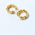 Runde Creolen mit Lavatextur aus 18k vergoldetem Messing für einen tollen Metallik-Look - Gold