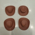 Vista detallada de cuatro mini sombreros de vaquero marrones para bolas de disco - Sombrero de Vaquero Marrón (5.4cm)