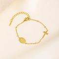 Bracciale a catena dorata minimalista con ciondolo a croce e medaglia ovale religiosa incisa - Bracciale con Croce e Medaglia della Vergine Maria (70074)