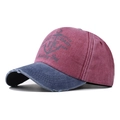 Dettaglio del tessuto in tela lavata vintage con ricamo ad ancora sul cappellino - Regolabile / Rosso Vino Lavato