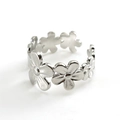 Anillo abierto ajustable de acero inoxidable plateado con un diseño floral minimalista - Color Acero