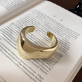 Anillo abierto dorado irregular con textura ondulada sobre páginas de libro vintage - Estilo De Onda Aerodinámica (31#) / Dorado