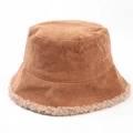 Detalle de gorro de pana marrón con borde de borreguito beige y forro cálido de invierno - M (56-58cm) / café