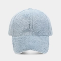 Détail de la texture douce en fausse fourrure bleu clair sur une casquette d'hiver - Bleu Brume