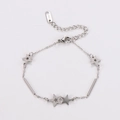 Pulsera plateada con estrellas esmeriladas y pulidas hecha de acero inoxidable duradero - Color Acero