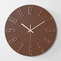 Reloj de pared moderno de 30 cm con textura de madera oscura y números en oro rosa - Esfera Café Oro Rosa
