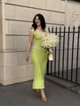 Elegante abito lungo in maglia verde erba, vestibilità slim con profondo scollo a V - S / Verde
