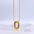 Collier doré minimaliste avec pendentif ovale posé sur un socle en verre ondulé - Chiffre 0