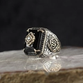 Vintage Ethno-Herrenring mit schwarzem Edelstein und zweifarbigen Gravurmustern - US 7 / Schwarz