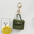 Detailansicht eines grünen Mini-Handtaschen-Schlüsselanhängers aus Leder mit Goldclip - Olivgrün