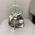 Dettaglio della borsa a secchiello con strass, motivo a pois e manico ad anello gioiello - Pois Argento Nero