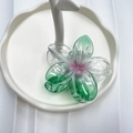 Molla per capelli a forma di fiore con sfumatura rosa e verde su un vassoio bianco - Base Verde Centro Rosa