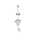 Dettaglio macro del piercing all'ombelico a chiave d'argento con cuore rosa - Piercing Ombelico Cuore Chiave Argento (#2)