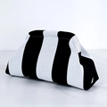 Elegante pochette in maglia a righe verticali bianche e nere con design a trapezio - Borsa a mano in maglia / Strisce Bianche E Nere
