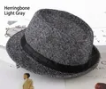 Détail du tissu à chevrons gris clair et ruban noir sur un chapeau fedora pour homme - Taille Unique 58cm / Chevrons Gris