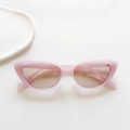 Detail van roze mat kattenoog zonnebril met gradiënt glazen op een witte achtergrond - Jellyroze