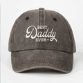 Dettaglio del ricamo BEST DADDY EVER su cappello in cotone grigio scuro effetto lavato - Taglia unica / caffè