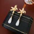 Detailansicht der 14K vergoldeten Blumenohrringe mit eleganten weißen Perlentropfen - 16# Silber-Ohrstecker - Gold - Weiß - Echtgold-Plattierung