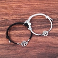 Détail du charme arbre de vie et pendentifs cœur magnétique sur bracelets en cordon - Noir et Blanc Paire