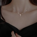 Collana minimalista con croce da donna in argento indossata al collo con catena fine - Croce / Argento