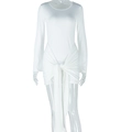 Détail de la robe mini blanche avec nœud croisé et taille plissée élégante - S / Blanc