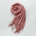 Sciarpa rosa polvere in cotone e lino con bordi sfrangiati e trama effetto bambù - Rosa antico