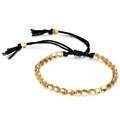 Pulsera de cordón negro hecha a mano con cuentas doradas mate y cierre de borlas ajustable - Negro