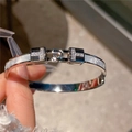 Brazalete en T de acero inoxidable plateado con esmalte blanco y circonitas micro-pavé - Estilo Abierto en T (WB1372) / Plateado