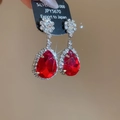 Dettaglio macro di orecchini a goccia rossi con marchio argento 1000 e cristalli scintillanti - 21# Argento-Rosso-Stile Goccia d'Acqua (Perno in Argento Sterling 925)