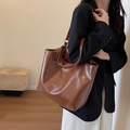 Retro braune große Tote Bag aus weichem Kunstleder mit zwei Schultergurten für Damen - Braun