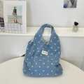 Vue détaillée du grand sac cabas en denim bleu foncé avec motifs d'étoiles et étiquette - Étoile Bleu Foncé