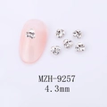 Vue macro de strass pour ongles en forme de trèfle de 4,3 mm au fini cristallin - Style Fleur à Trois Pétales (9257)