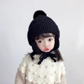 Schwarze Strickmütze für Kinder mit Bommel und Ohrenklappen für den Winterkomfort - Einheitsgröße(Elastisch) / Schwarz