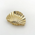 Detailaufnahme der goldenen Muschel-Haarklammer mit polierter Metalloberfläche und Rippen - Kleine Muschel / Gold