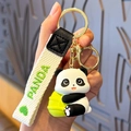 Süßer 3D-Panda Schlüsselanhänger aus Harz mit grünem Webband und goldenem Verschluss - Panda Hält Bambussprossen Seitlich (Gewebtes Armband)