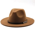 Détail d'un chapeau fedora en feutre fauve avec ruban en cuir noir et boucle argentée - M (56-58cm) / Khaki