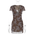 Detail des V-Ausschnitts mit Samtbesatz und blauem Blumenmuster auf braunem Netzkleid - XS / Khaki