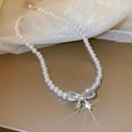 Collana di perle barocche con ciondolo a fiocco di strass dorati su sfondo di seta - Stile Strass Fiocco Perla Bianca