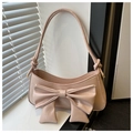 Dettaglio dell'elegante borsa a spalla rosa con grande fiocco e tracolla annodata - Rosa