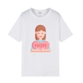 Détail d'un t-shirt blanc en coton avec motif de fête des mères et l'inscription MOM - XS / Haut avec fille de dessin animé serrant un cœur / Blanc