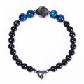 Dettaglio del bracciale di perline con pietre nere e chiusura magnetica a cuore - Occhio di Tigre Blu Cielo