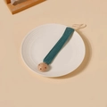 Détail de l'attache-tétine avec sangle en coton vert foncé et clip en bois de hêtre naturel - Style Sarcelle Foncé (12)
