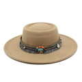 Détail d'un chapeau fedora en laine camel avec ruban ethnique et centre en turquoise - M (56-58cm) / Kaki